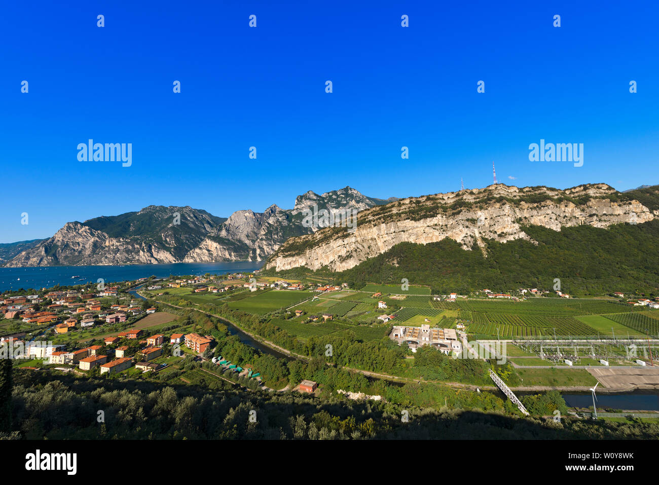 Vue aérienne du lac de Garde avec la petite ville de Nago Torbole et la vallée du Sarca en été. Trentin-haut-Adige, Italie, Europe Banque D'Images