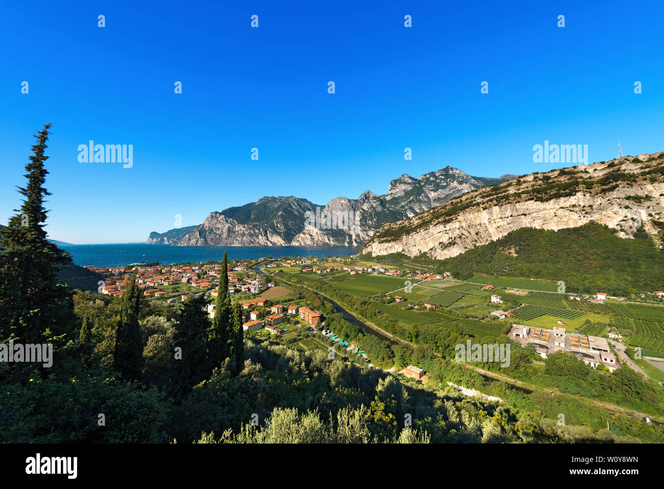 Vue aérienne du lac de Garde avec la petite ville de Nago Torbole et la vallée du Sarca en été. Trentin-haut-Adige, Italie, Europe Banque D'Images