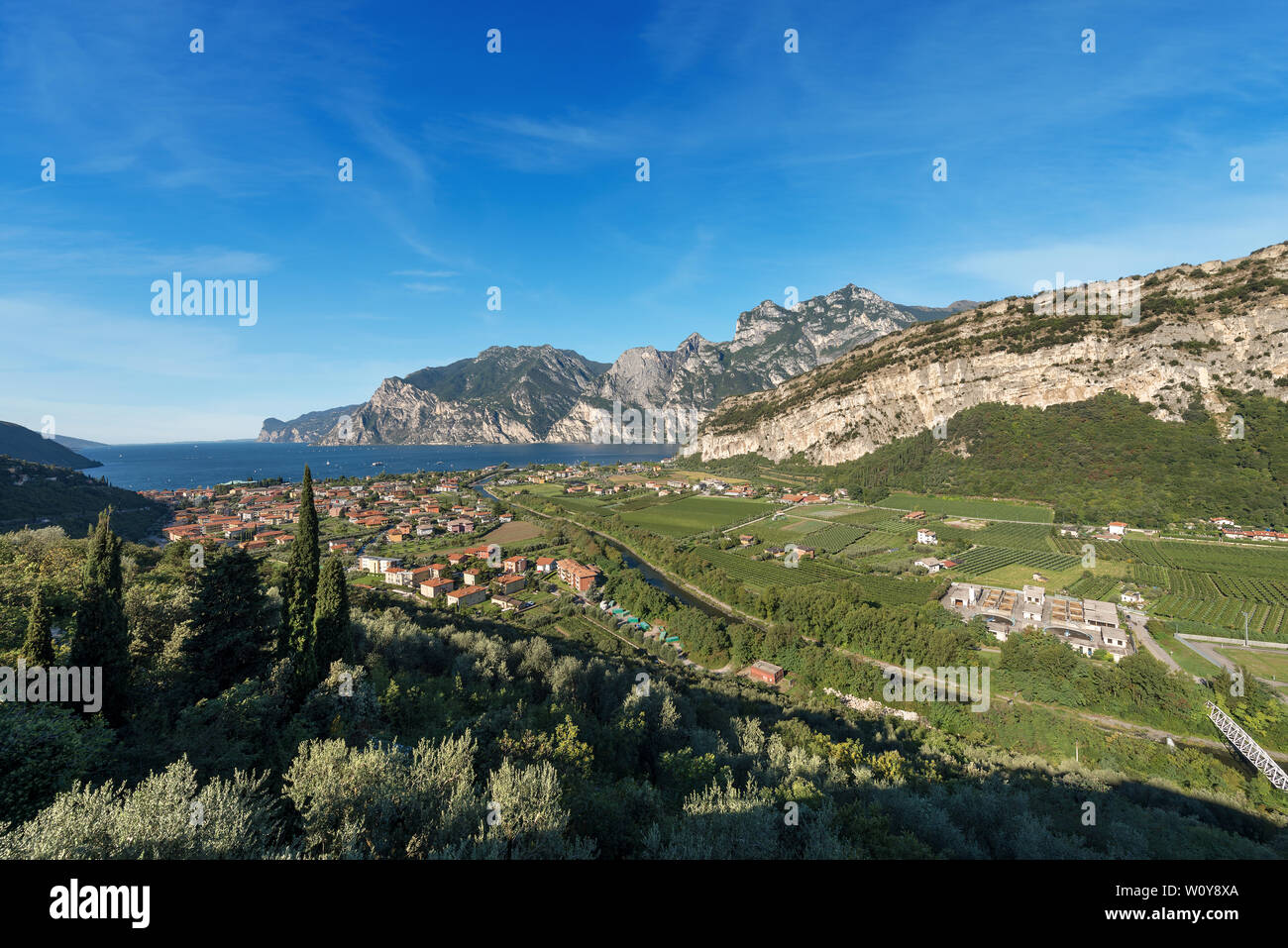 Vue aérienne du lac de Garde avec la petite ville de Nago Torbole et la vallée du Sarca en été. Trentin-haut-Adige, Italie, Europe Banque D'Images