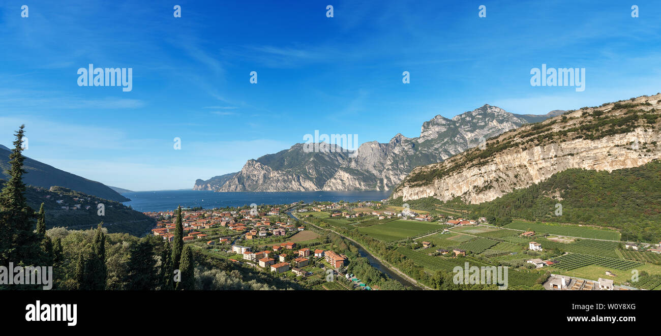 Vue aérienne du lac de Garde avec la petite ville de Nago Torbole et la vallée du Sarca en été. Trentin-haut-Adige, Italie, Europe Banque D'Images