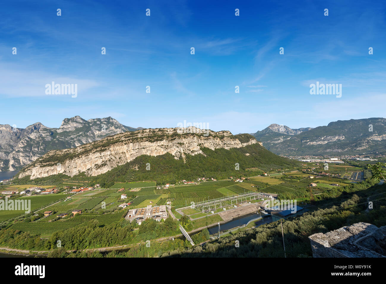 Vue aérienne de la vallée du Sarca (Valle del Sarca) avec la rivière près de Ferrare, Trentin-Haut-Adige, Italie, Europe Banque D'Images