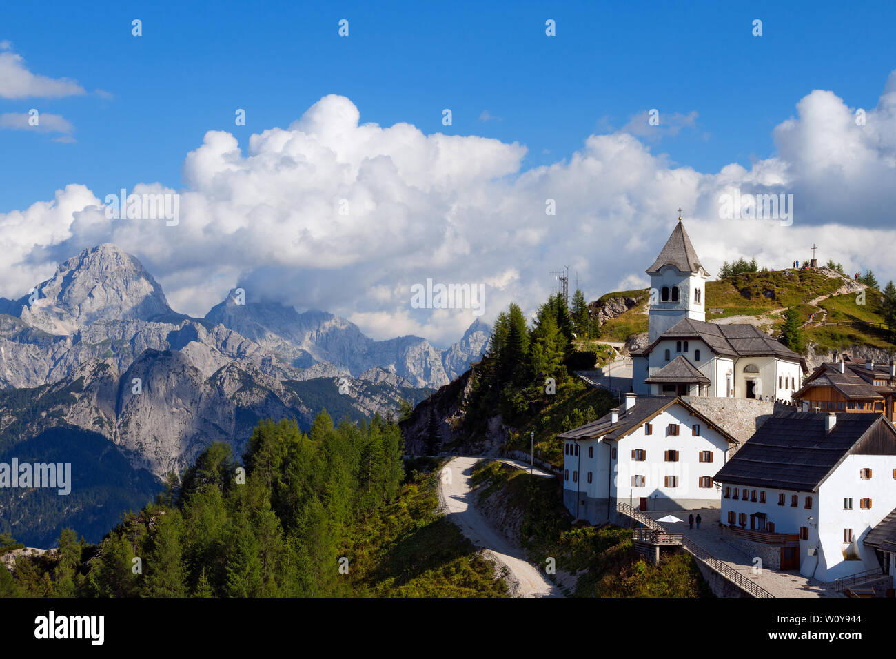 Village de Monte Lussari (1790 m) et le pic de Schloss Weikersdorf (2677 m.) dans les Alpes italiennes. Tarvisio, Friuli Venezia Giulia, Italie Banque D'Images