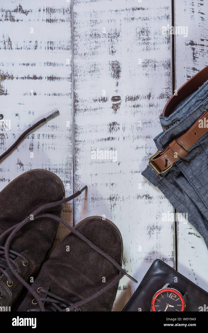 Jean robe avec ceinture marron gris,polo,brown shoes,regarder et votre portefeuille sur une table en bois blanc Banque D'Images