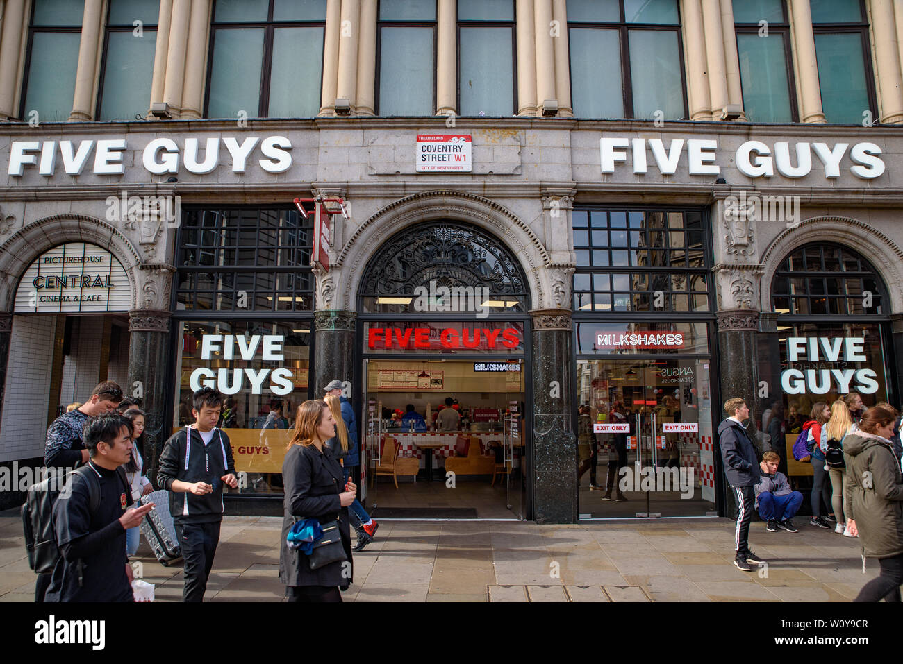 Cinq gars à Piccadilly Circus, Londres, Royaume-Uni Banque D'Images