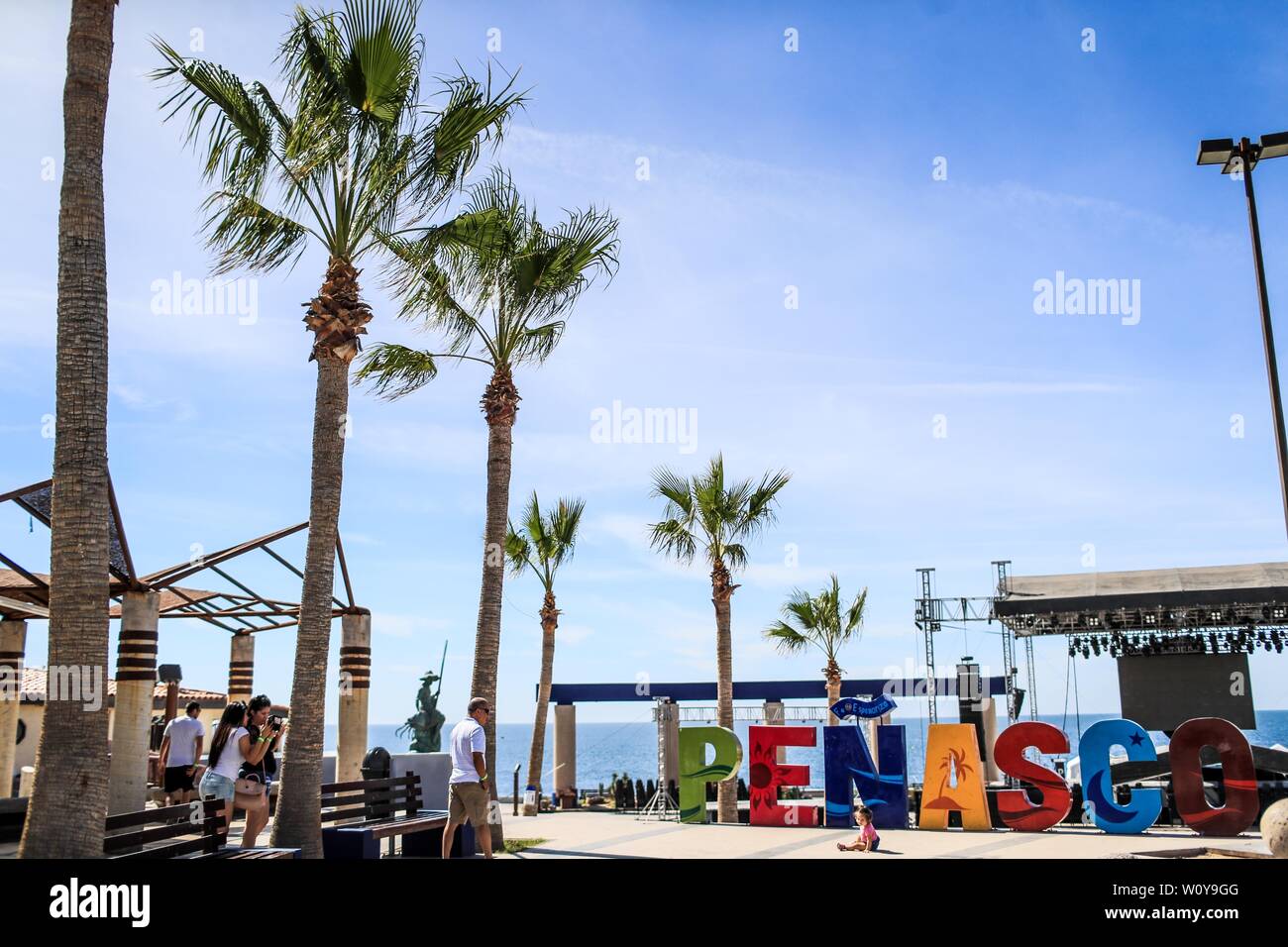 Lettres de différentes couleurs avec le mot Peñasco dans la destination touristique appelé Puerto Peñasco, Sonora, Mexique. (Photo : Luis Gutierrez /NortePhoto.com) Letras de varios colores con la palabra Peñasco en el destino turistico llamado Puerto Peñasco, Sonora, Mexique. (Photo : Luis Gutierrez /NortePhoto.com) Banque D'Images