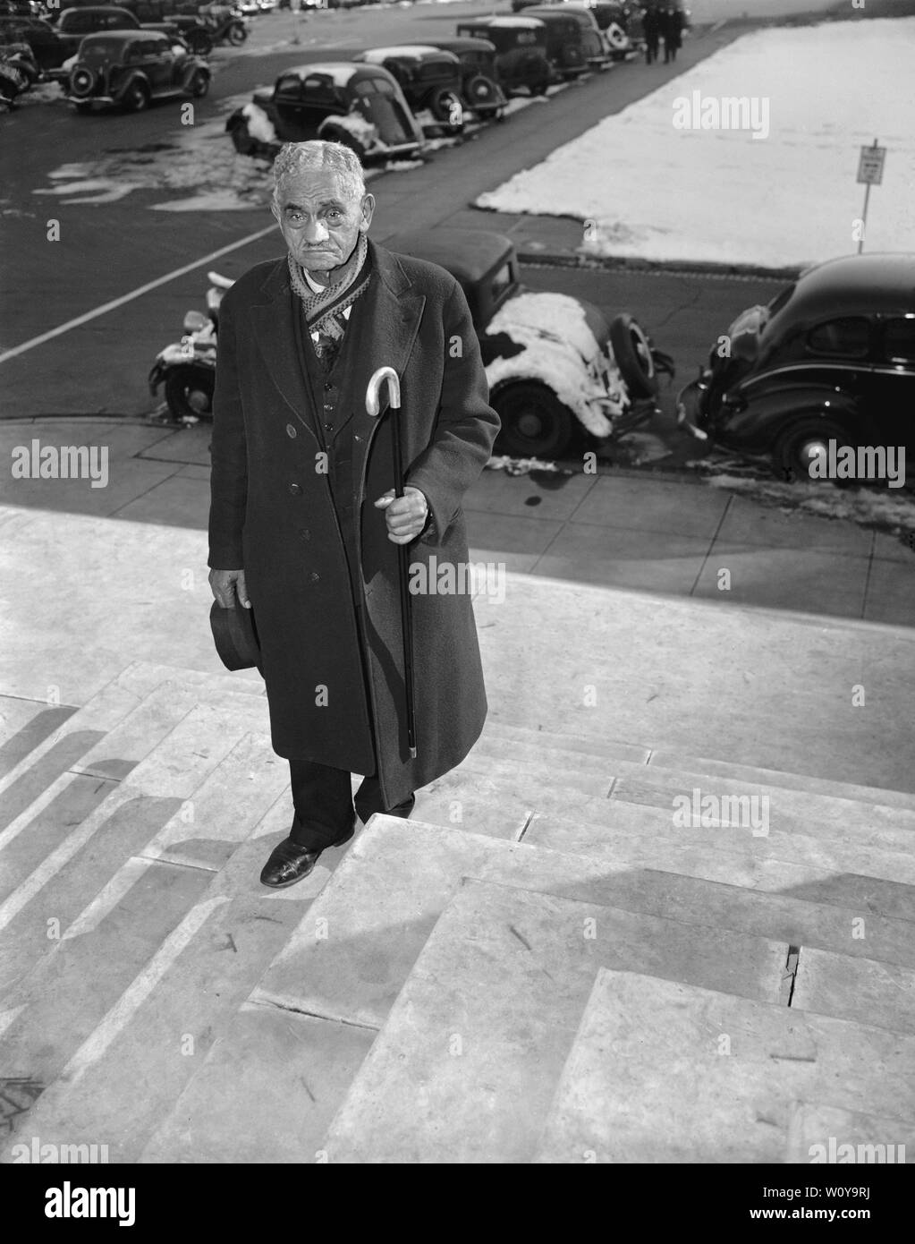 William Andrew Johnson, ancien esclave de l'ancien président Andrew Johnson, qui a été présenté avec une canne d'argent géré par le président Roosevelt, portrait sur les étapes du Capitole au cours de sa visite à Washington DC. USA, Harris et Ewing, 1937 Banque D'Images