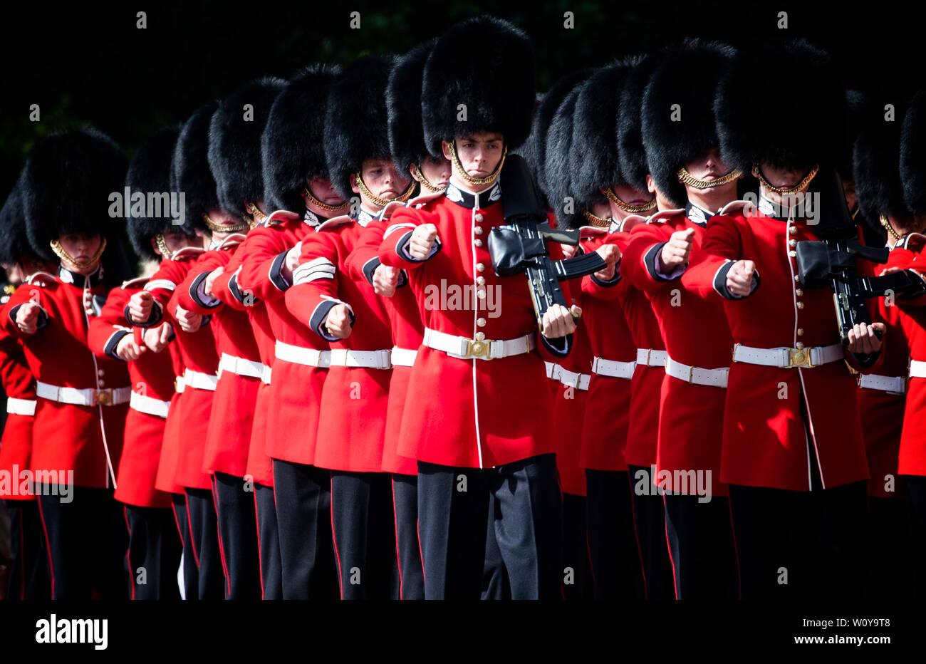 La garde d'honneur, F Coy Scots Guards, marchant durant la cérémonie des clés au palais de Holyroodhouse, à Édimbourg. Banque D'Images