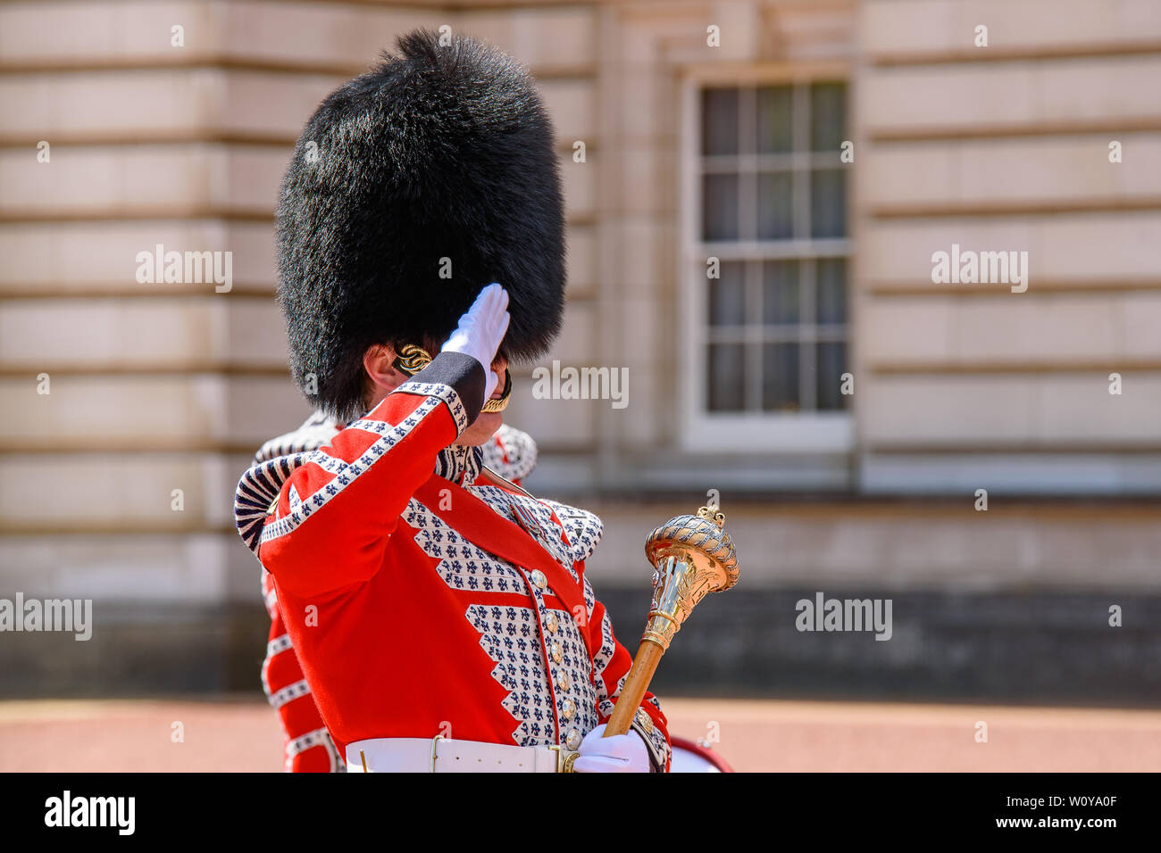 Relève de la Garde de cérémonie sur le parvis du Palais de Buckingham, London, Royaume-Uni Banque D'Images