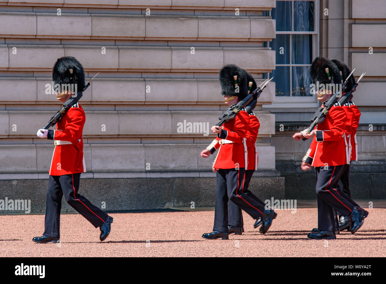 Relève de la Garde de cérémonie sur le parvis du Palais de Buckingham, London, Royaume-Uni Banque D'Images