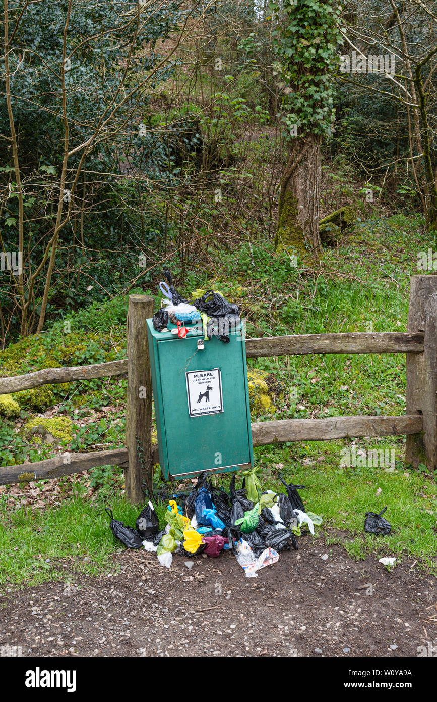 Chien débordante poo bin à Fingle Bridge,Devon au Royaume-Uni la campagne. Banque D'Images
