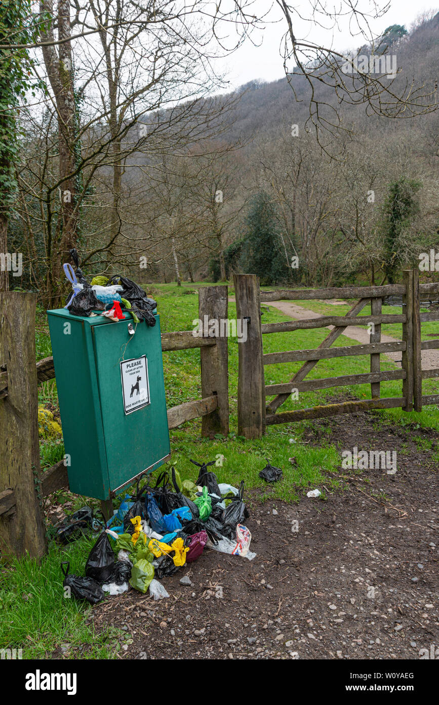 Chien débordante poo bin à Fingle Bridge,Devon au Royaume-Uni la campagne. Banque D'Images