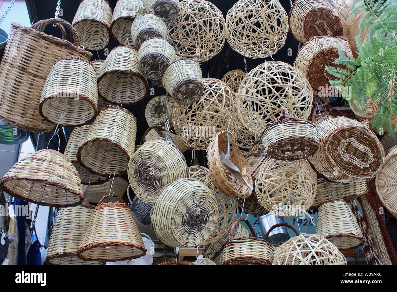 Paniers de paille en osier et abat-jour en vente à l'extérieur de la  boutique d'Athènes en Grèce Photo Stock - Alamy