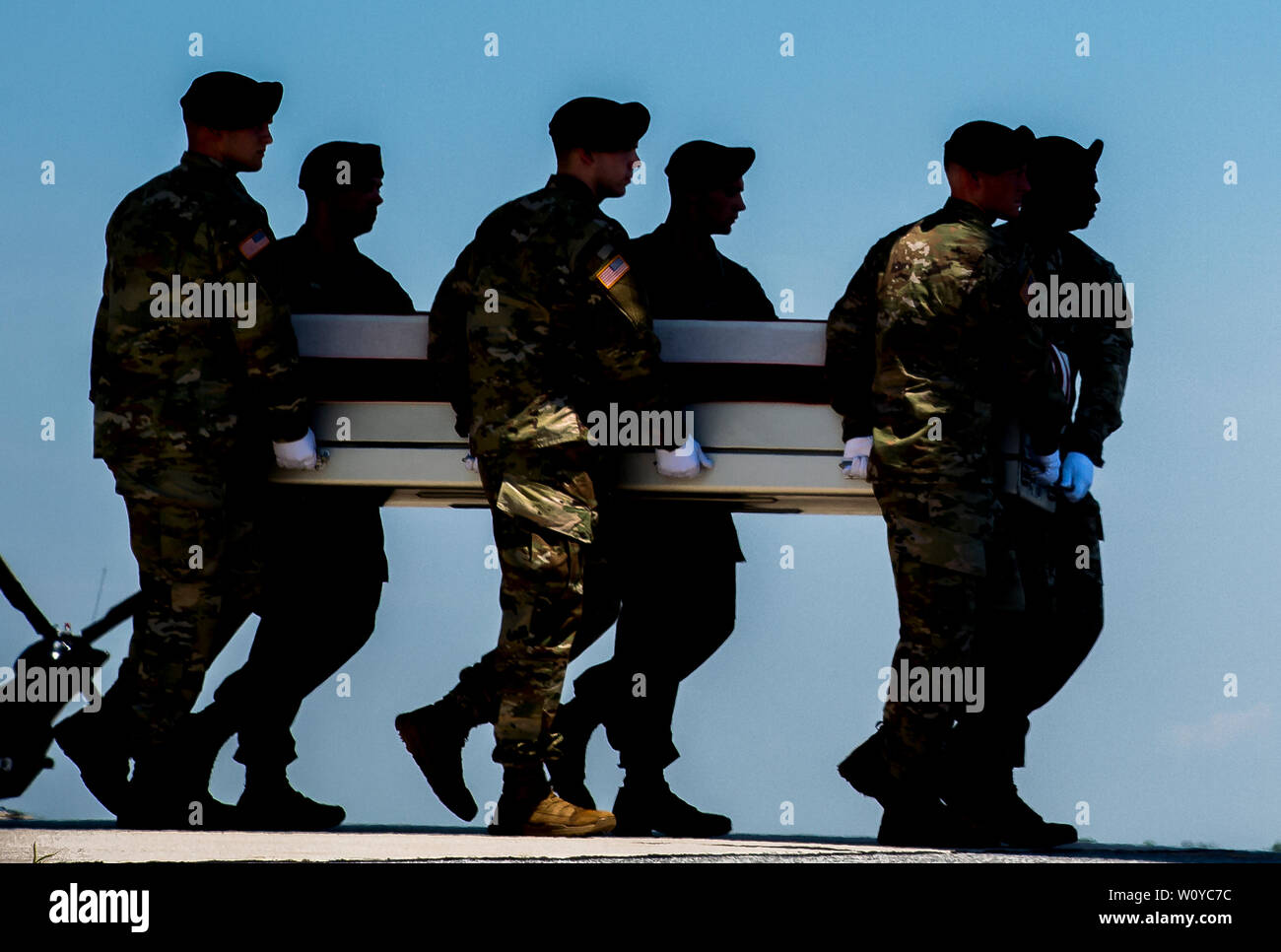 Dover, DE, USA. 28 Juin, 2019. 28 juin 2019 : la vieille garde de l'armée, l'équipe exécute transporter la boîte de transfert pour le véhicule de transfert au cours de la transmission de la dignité Sergent James G. Johnston, de Trumansburg, New York, Dover Air Force Base. La solennelle cérémonie a réuni de nombreux dignitaires dont le Vice-président Mike Pence, Secrétaire de la Défense, M. Mark Esper et secrétaire de l'Armée Ryan McCarthy. Scott Serio/ESW/CSM/Alamy Live News Banque D'Images