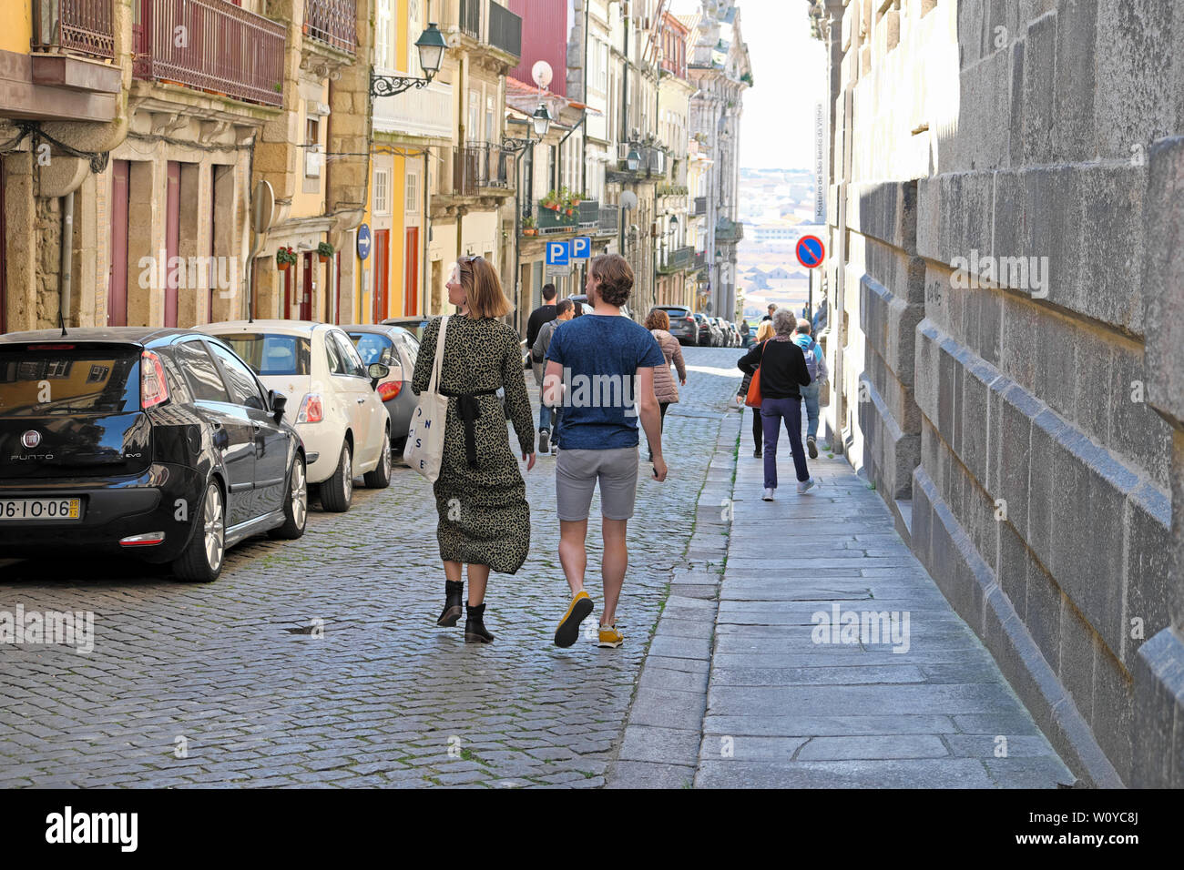 Un jeune couple branché de touristes vue arrière derrière la marche sur la Rua de São Bento street à Porto Porto Portugal Europe KATHY DEWITT Banque D'Images
