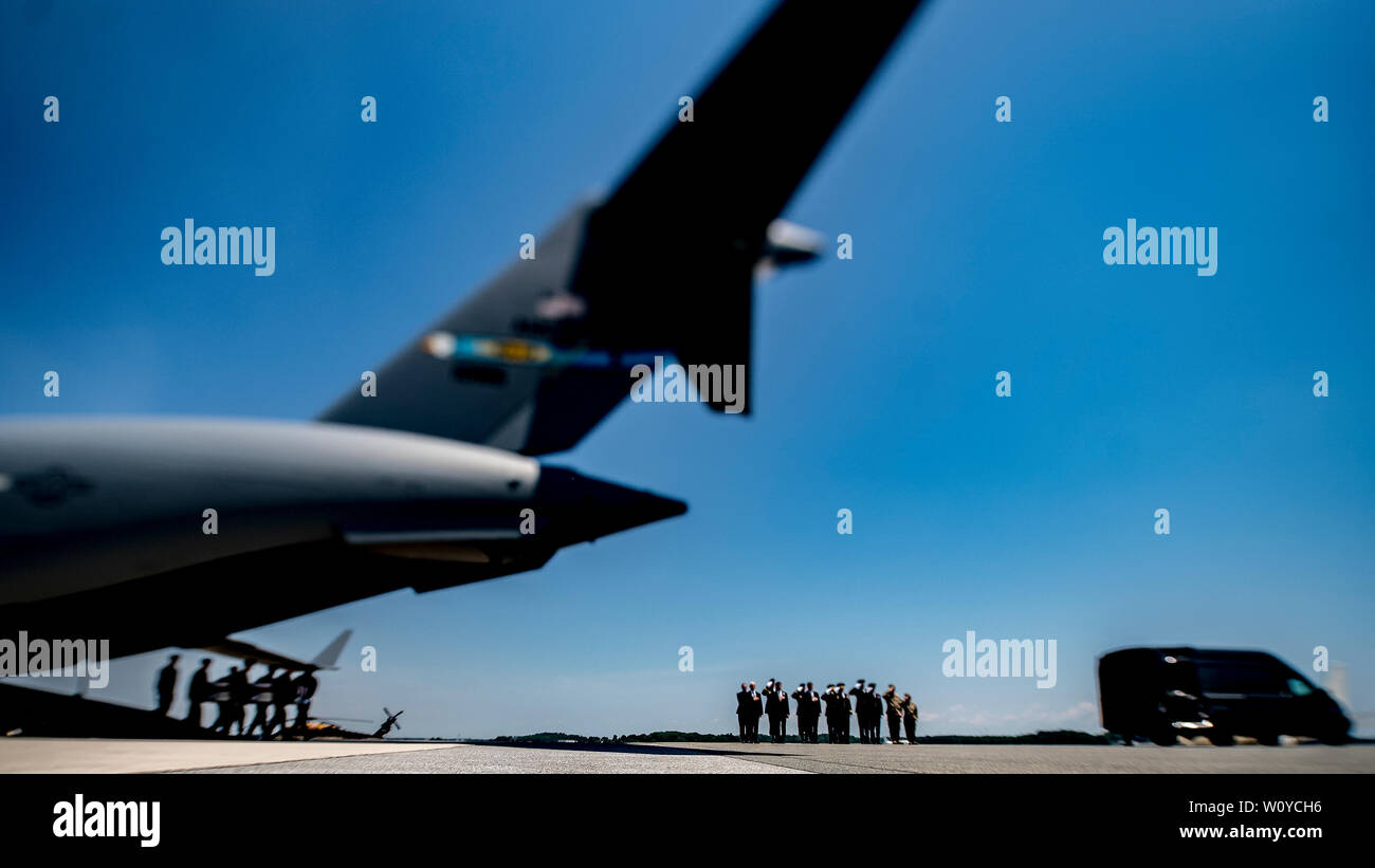 Dover, DE, USA. 28 Juin, 2019. 28 juin 2019 : la vieille garde de l'armée, l'équipe exécute transporter la boîte de transfert pour le véhicule de transfert au cours de la transmission de la dignité Sergent James G. Johnston, de Trumansburg, New York, Dover Air Force Base. La solennelle cérémonie a réuni de nombreux dignitaires dont le Vice-président Mike Pence, Secrétaire de la Défense, M. Mark Esper et secrétaire de l'Armée Ryan McCarthy. Scott Serio/ESW/CSM/Alamy Live News Banque D'Images