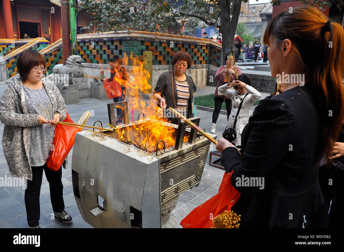 Soleil brûle encens offerts au temple bouddhiste à Beijing Banque D'Images