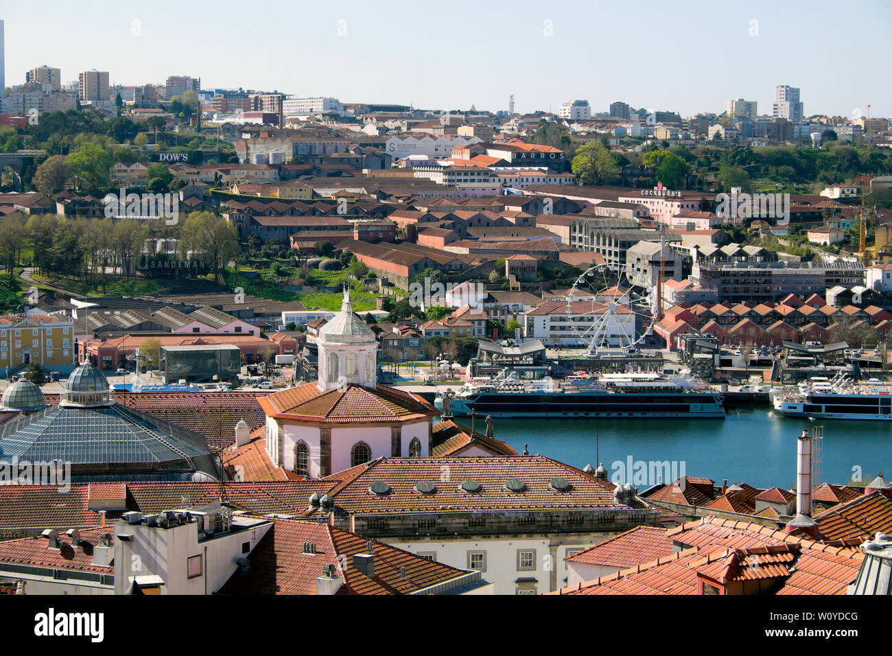 Une vue du port wine lodges sur Vila Nova de Gaia côté du fleuve Douro, navires de tourisme et toits de Ribeira Porto Porto Portugal KATHY DEWITT Banque D'Images