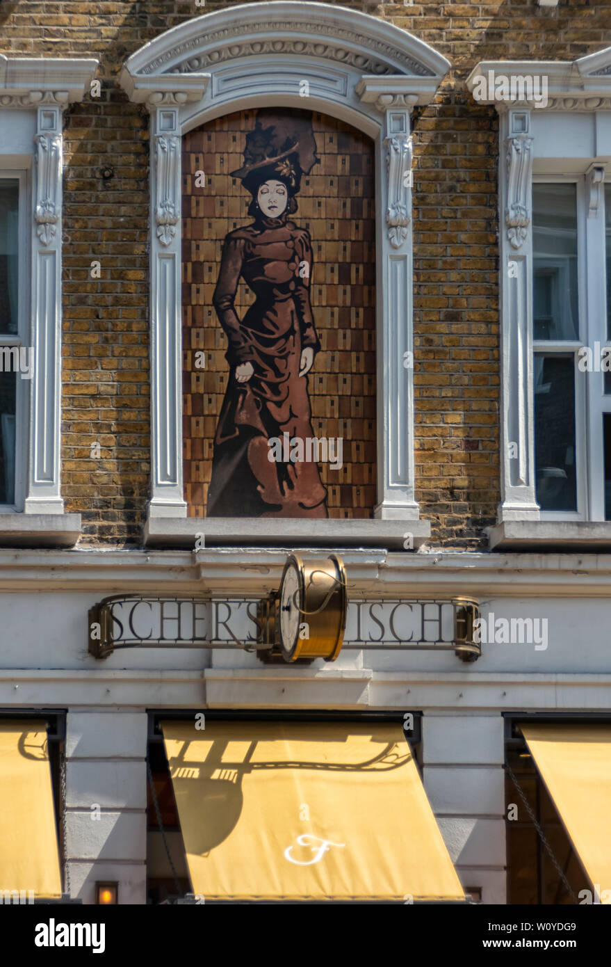LONDRES, Royaume-Uni - 08 JUILLET 2018 : signalisation et détails architecturaux au-dessus de l'entrée du restaurant autrichien de Fischer à Marylebone High Street Banque D'Images