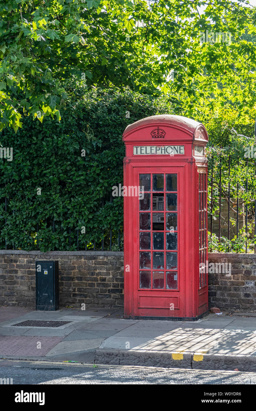 LONDRES, Royaume-Uni - 08 JUILLET 2018 : borne téléphonique rouge traditionnelle Banque D'Images