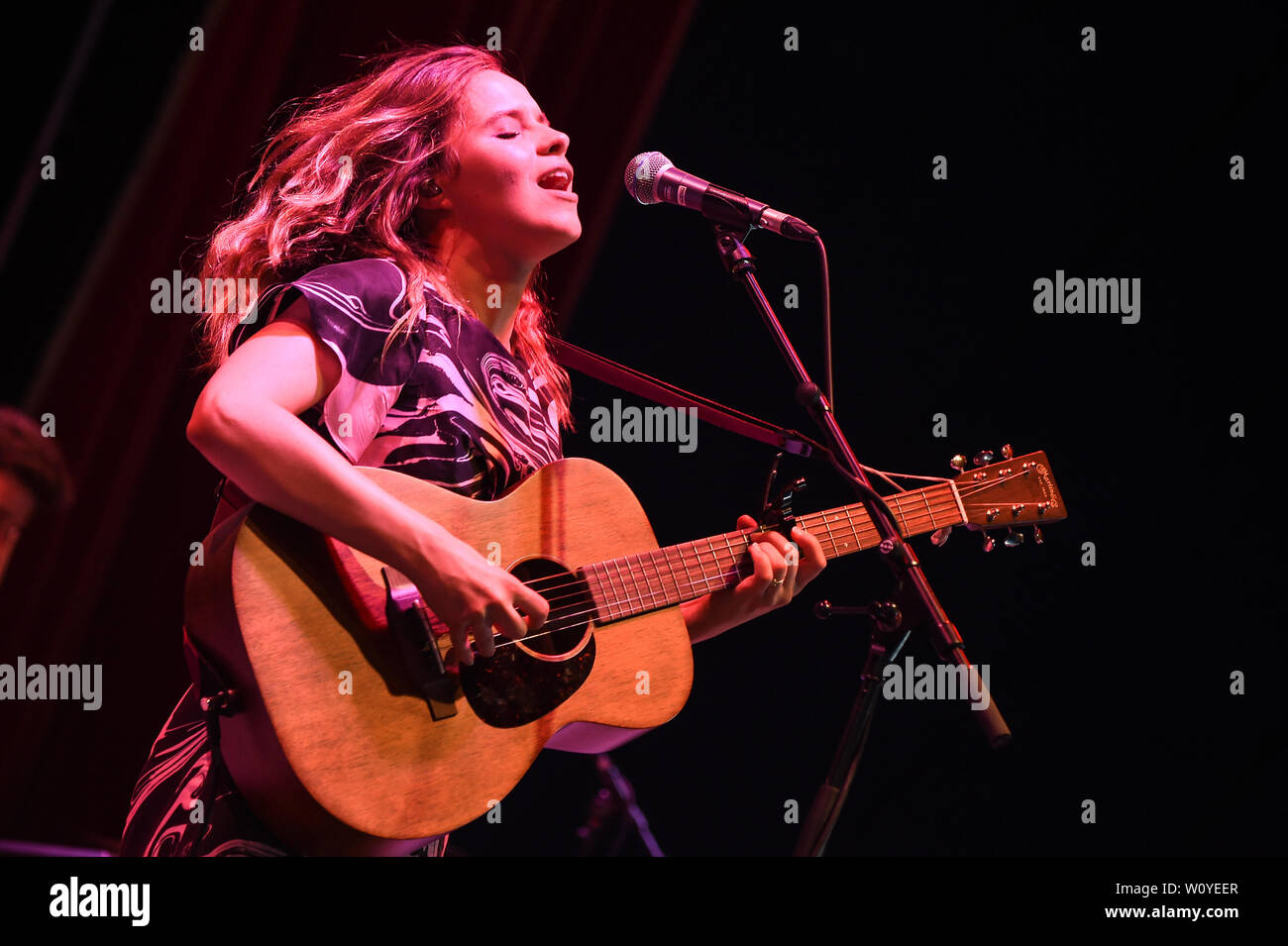 Glastonbury, Somerset, UK, Pilton. 28 juin 2019. Gabriella Aplin effectue sur la scène acoustique au festival de Glastonbury le 28 juin 2019. Photo par Tabatha Fireman / perspective féminine Crédit : perspective féminine/Alamy Live News Banque D'Images