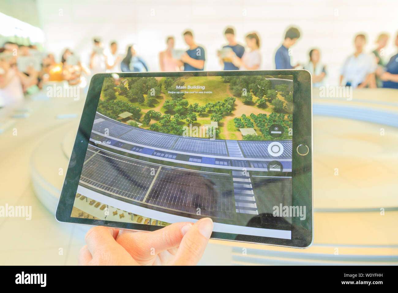 Cupertino, États-Unis - 12 août 2018 : 3d de la carte avec l'iPad de démonstration vue du nouveau QG d'Apple à Apple dans le centre des visiteurs du parc de l'Avenue Tantau Banque D'Images