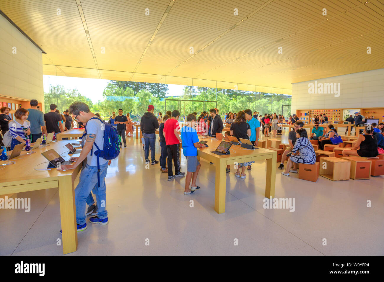 Cupertino, CA, United States - 12 août 2018 : intérieur avec de nombreux clients dans le nouvel Apple Store de Apple et de l'AC Park Visitor Centre, tantau Avenue Banque D'Images