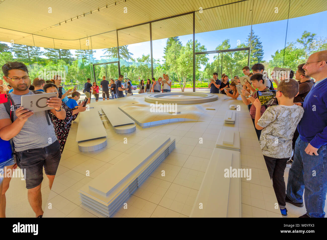 Cupertino, CA, United States - 12 août 2018 : Le Centre des Visiteurs du Parc Apple avec 3d de la carte de nouveau dans l'AC Apple Tantau Avenue de Cupertino, Silicon Valley Banque D'Images