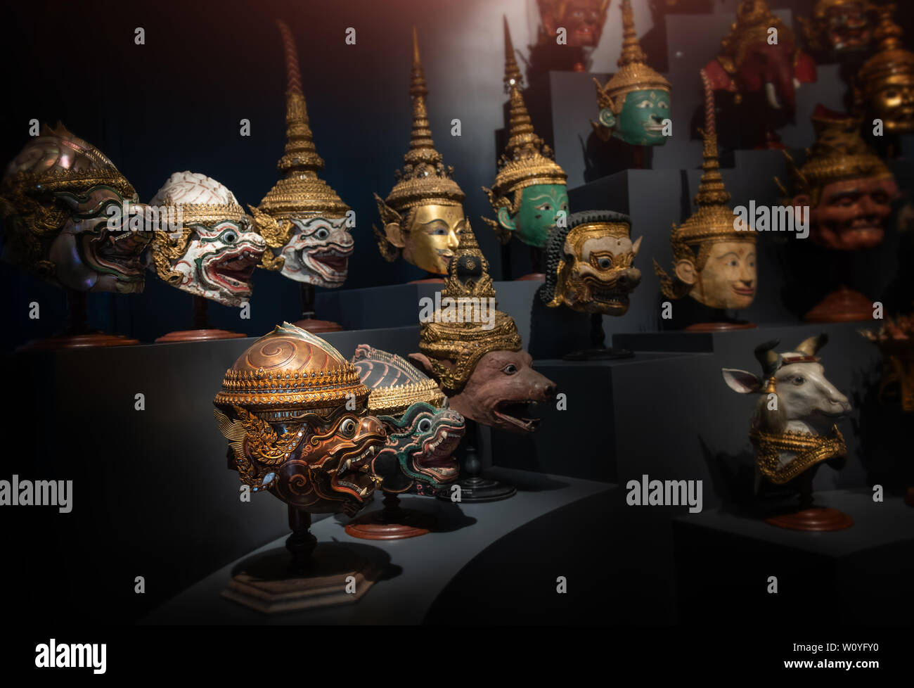 L'artisanat thaïlandais tête masque de caractère épique Ramayana pour khon thai danse art collection avec un fond sombre et un faible éclairage. Banque D'Images
