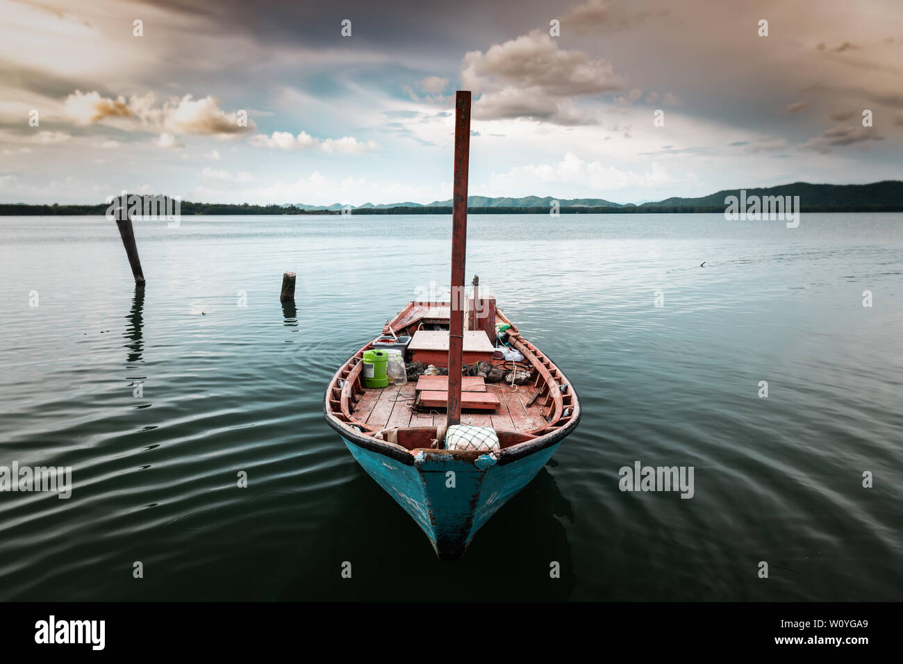 Bateau en bois pêche à la rive Lac scape avec un faible éclairage et couleur gris. Banque D'Images