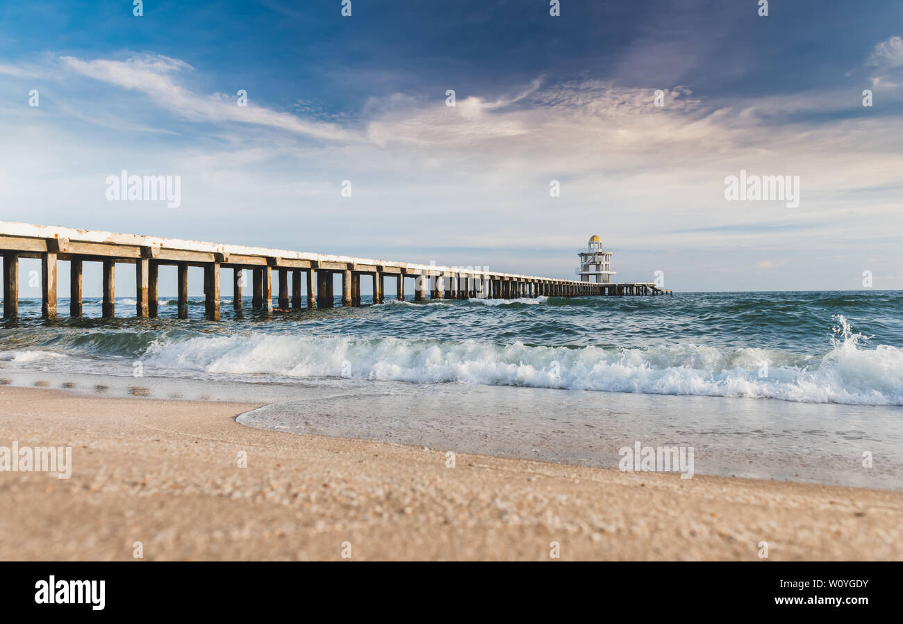 Marche de ciment pont dans la plage de la mer avec piscine cloud l'éclairage. Banque D'Images