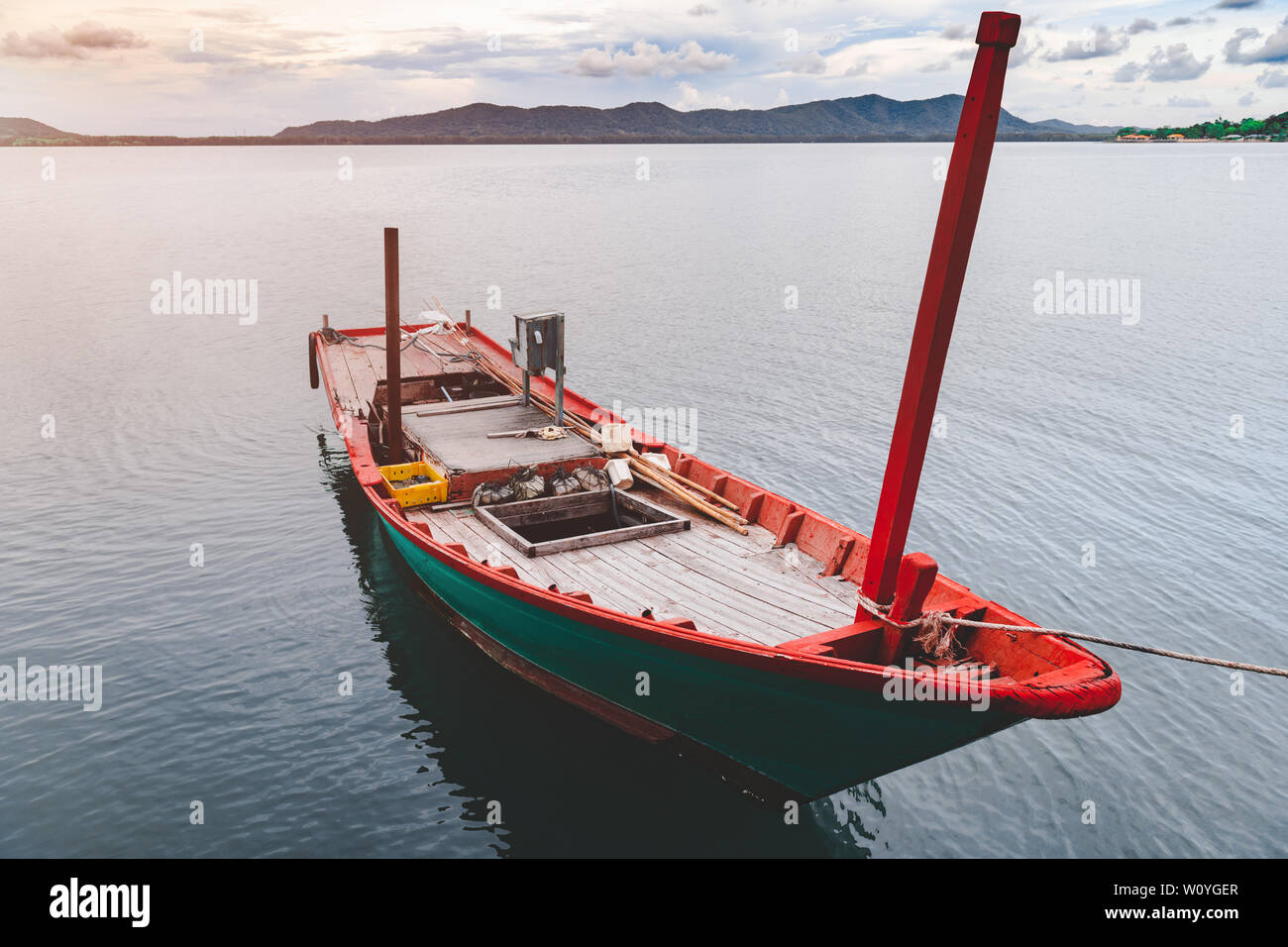 Bateau en bois pêche à la rive Lac scape avec un faible éclairage et couleur gris. Banque D'Images