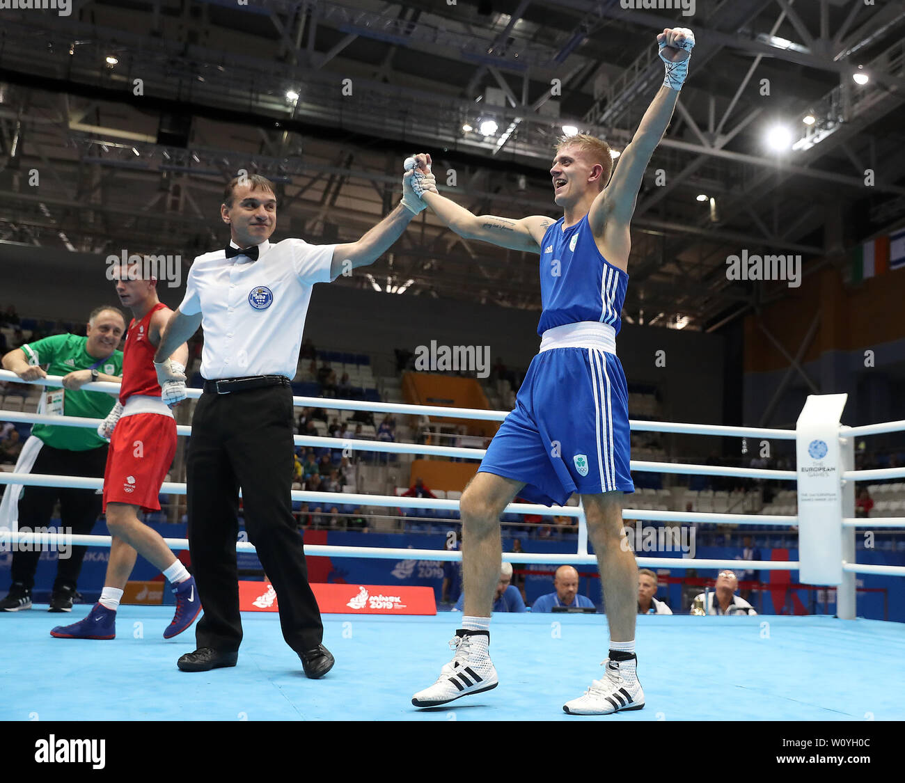 L'Irlande Kirt Walker (à droite) célèbre remportant son poids coq semi finale contre la Grande-Bretagne's Peter McGrail pendant huit jours des Jeux 2019 à Minsk. Banque D'Images