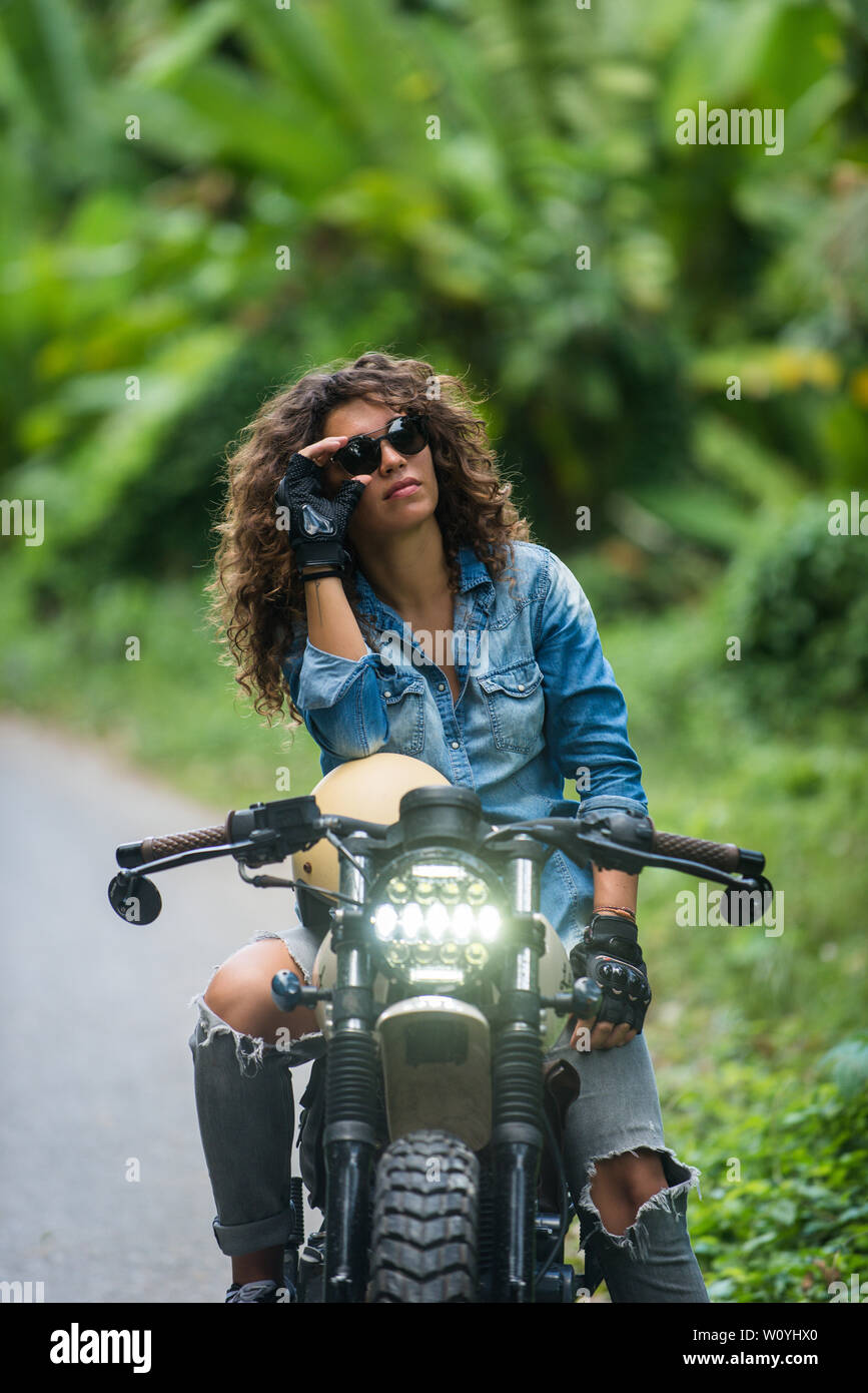 Belle femme au volant d'un biker Moto Racer cafe' - jolie fille au volant  d'une moto et d'apprécier le roadtrip Photo Stock - Alamy