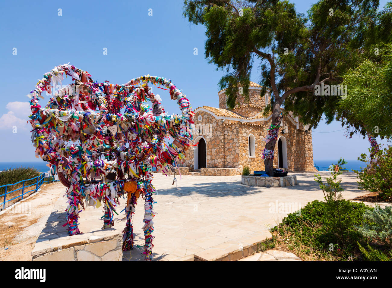 Des rubans wishing tree sculpture à Profitis Ilias église, Paralimni, Chypre Banque D'Images