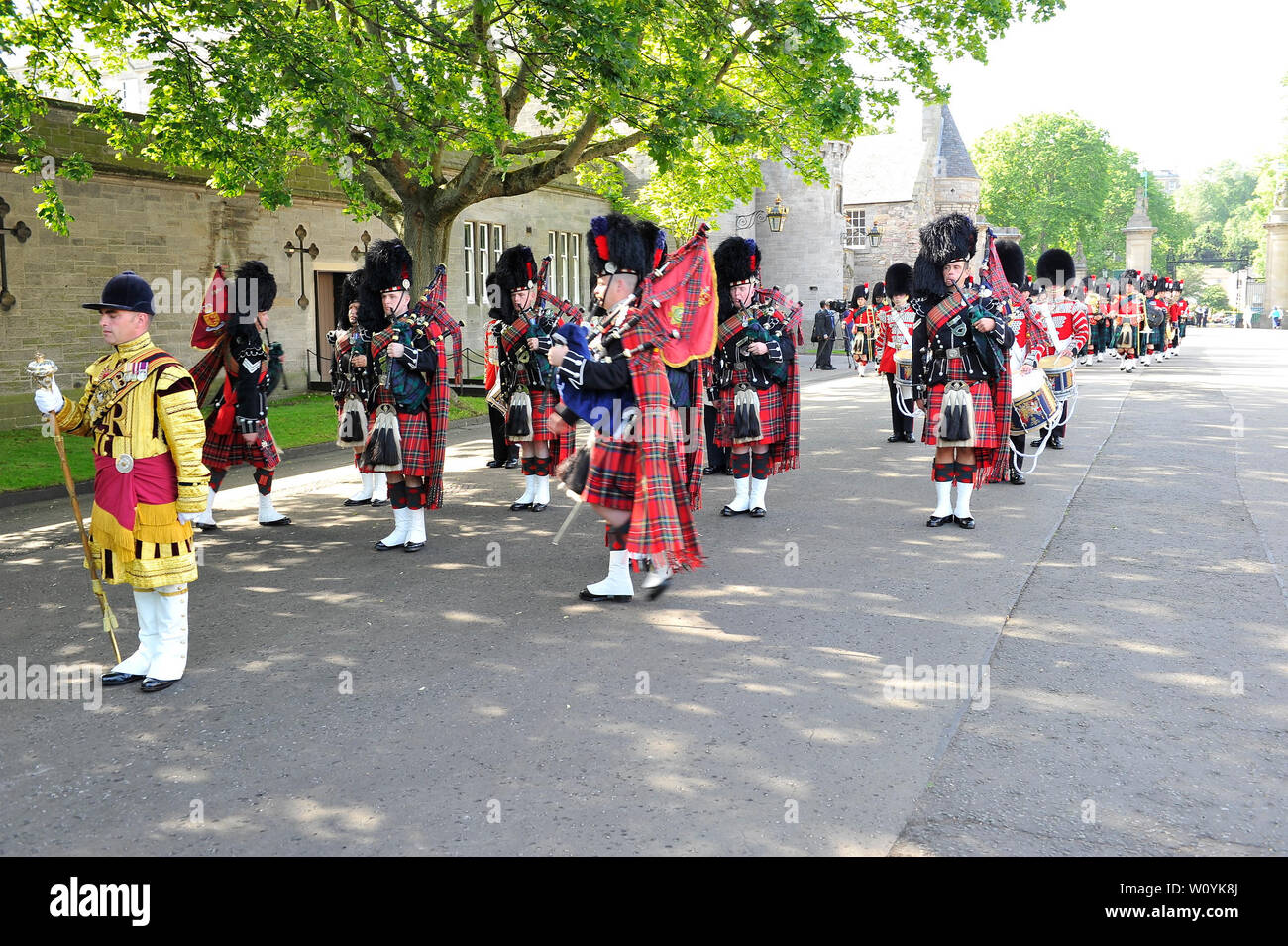 Edinburgh, Royaume-Uni. 28 juin 2019. Sa Majesté la reine assiste à la cérémonie des clés au palais de Holyroodhouse à Edimbourg. La garde d'honneur s'est F Coy Scots Guards. Pipes and Drums sont fournis par le 1er Bataillon, Scots Guards et de musique par la bande du Régiment Royal d'Écosse. Crédit : Colin Fisher/Alamy Live News Banque D'Images