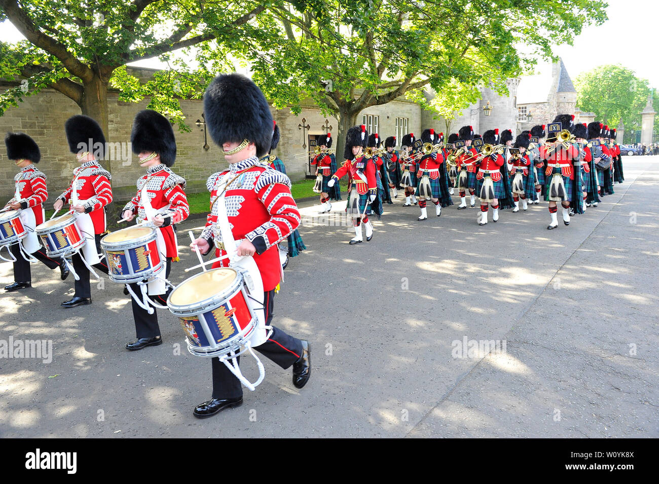 Edinburgh, Royaume-Uni. 28 juin 2019. Sa Majesté la reine assiste à la cérémonie des clés au palais de Holyroodhouse à Edimbourg. La garde d'honneur s'est F Coy Scots Guards. Pipes and Drums sont fournis par le 1er Bataillon, Scots Guards et de musique par la bande du Régiment Royal d'Écosse. Crédit : Colin Fisher/Alamy Live News Banque D'Images