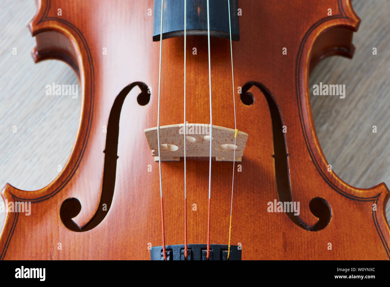 Trous de f un violon qui est couché sur un fond de bois Banque D'Images