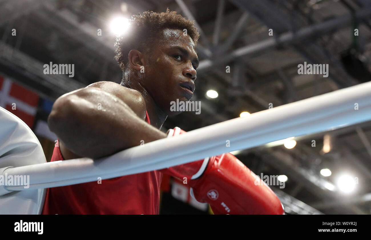 La Grande Bretagne Cheavon Clarke en action contre la Biélorussie' Uladzislau Smiahlikkau pendant leur match de demi-finale des poids lourds, pendant huit jours de l'Games 2019 à Minsk. Banque D'Images