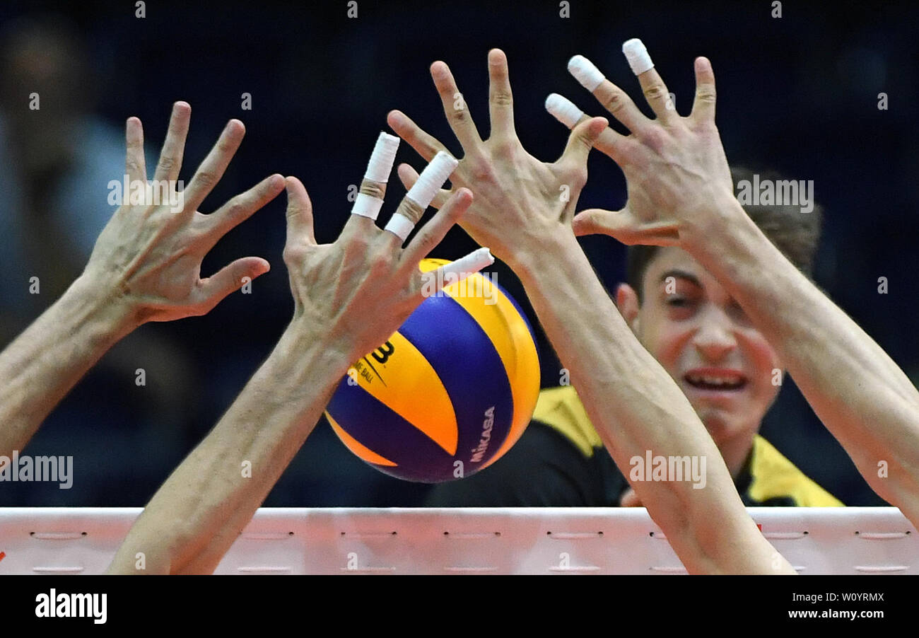 Leipzig, Allemagne. 28 Juin, 2019. Volley-ball, les hommes : Ligue des Nations Unies, de l'Allemagne - Portugal, tour préliminaire, piscine 20, 1re journée. L'Allemagne Tobias Krick (retour) échoue au bloc portugais. Credit : Hendrik Schmidt/dpa-Zentralbild/dpa/Alamy Live News Banque D'Images