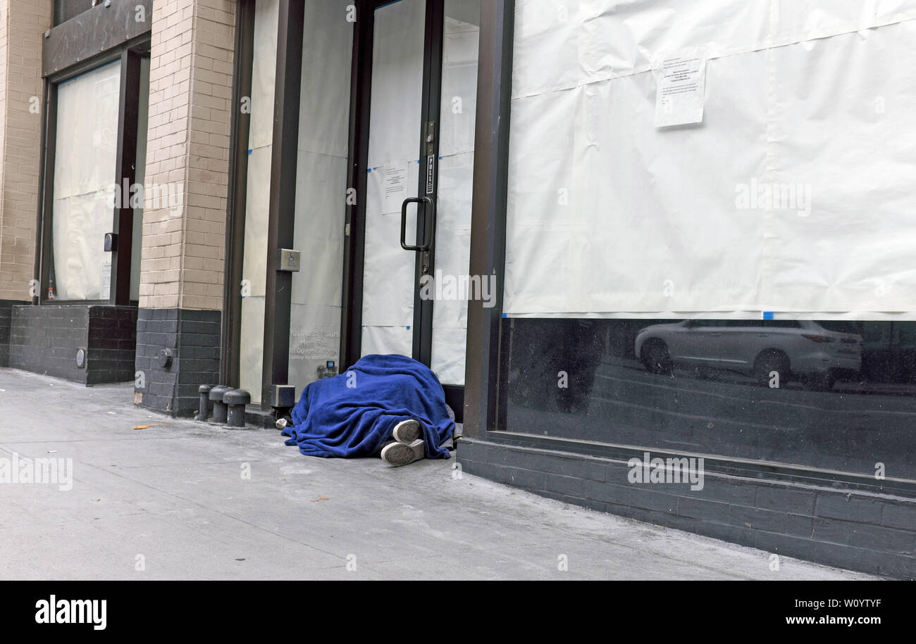 Personne sans abri dormant dans une porte à San Francisco, Californie, États-Unis. Banque D'Images