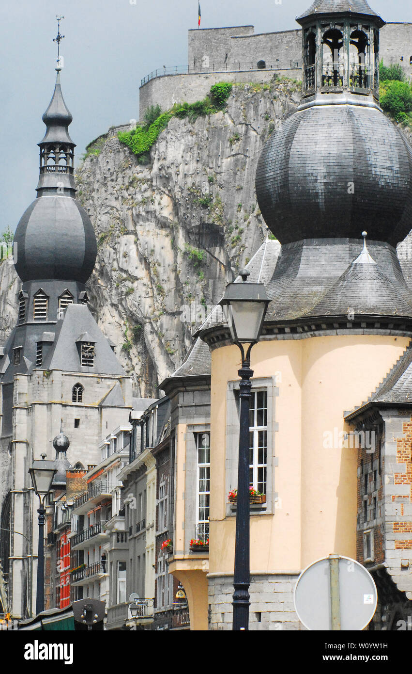 Le 13ème siècle d'une beauté unique cathédrale gothique de Dinant, Belgique, avec le 11ème siècle s'élevant au-dessus de la Citadelle. Banque D'Images