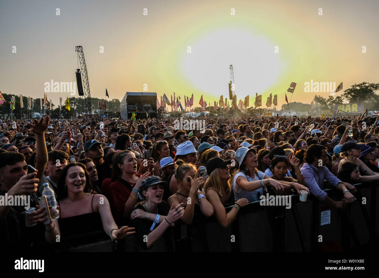 La foule écoute Jorja Smith dans le soleil de l'après-midi alors qu'elle effectue sur la scène de l'Ouest à Holt Glastonbury Festival 2019 le vendredi 28 juin 2019 à Digne ferme, Pilton. . Photo par Julie Edwards. Banque D'Images