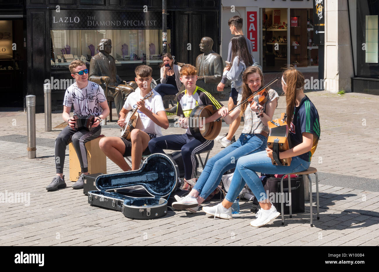 Un groupe de jeunes musiciens de rue (musiciens ambulants) à Galway, Irlande Banque D'Images