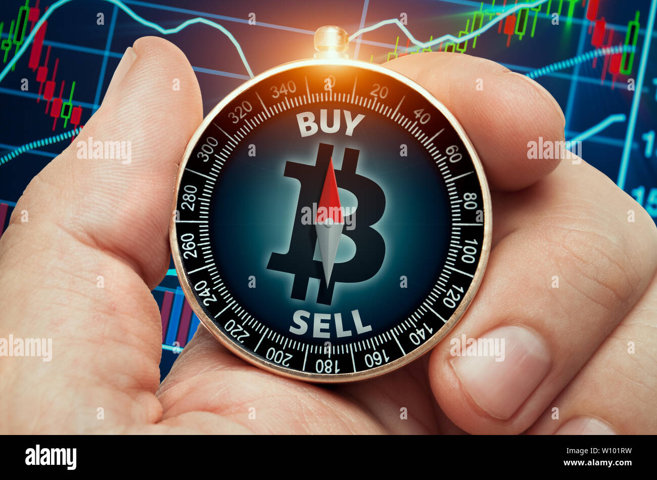 Hand holding compass avec bitcoin et symbole lumineux en face de bourse  graphique des données. Aiguille de la boussole montrant buy word Photo  Stock - Alamy