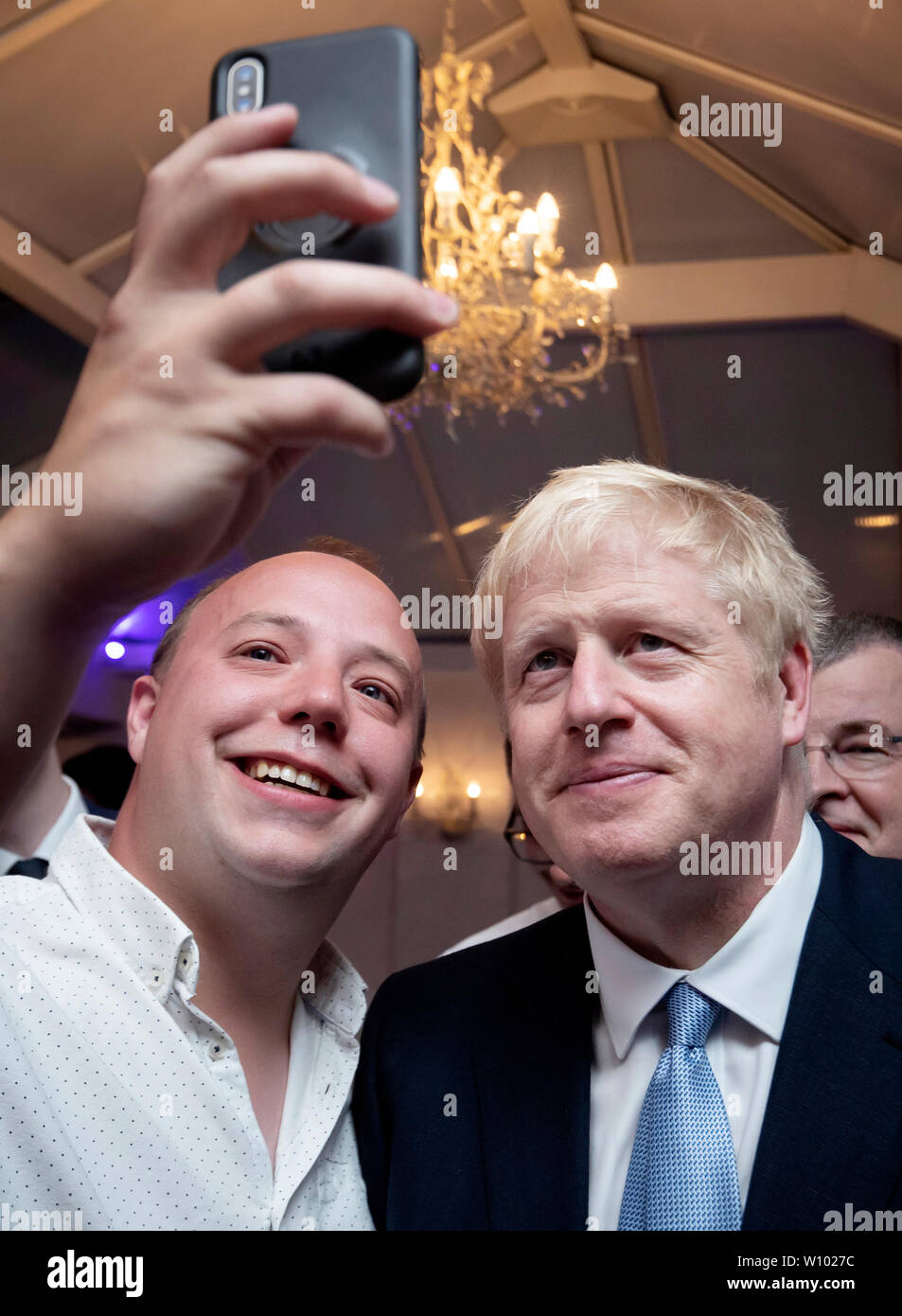 La direction du parti conservateur, Boris Johnson, compétiteur (à droite) lors d'un événement de campagne au Lion Quays Hotel à Oswestry, Shropshire. Banque D'Images
