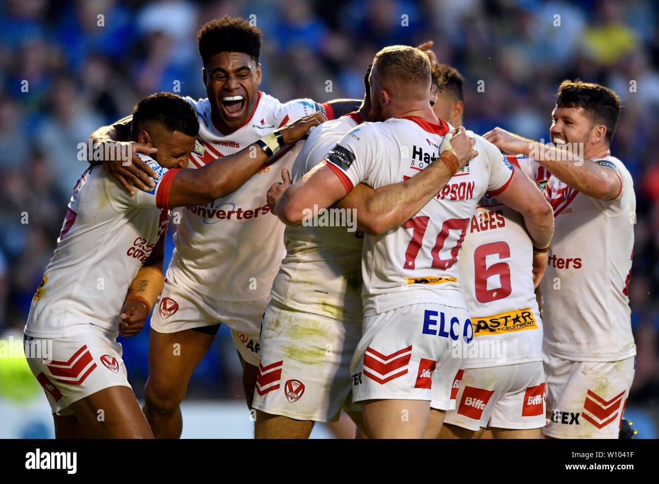 Stade Halliwell Jones, Warrington, Royaume-Uni. 28 Juin, 2019. Betfred Superleague Rugby, Warrington Wolves contre St Helens ; Regan grâce de St Helens célèbre avec ses coéquipiers après avoir marqué un Alex Walmsley essayez de faire le score 10 - 17 dans la 78e minute : Action Crédit Plus Sport/Alamy Live News Banque D'Images