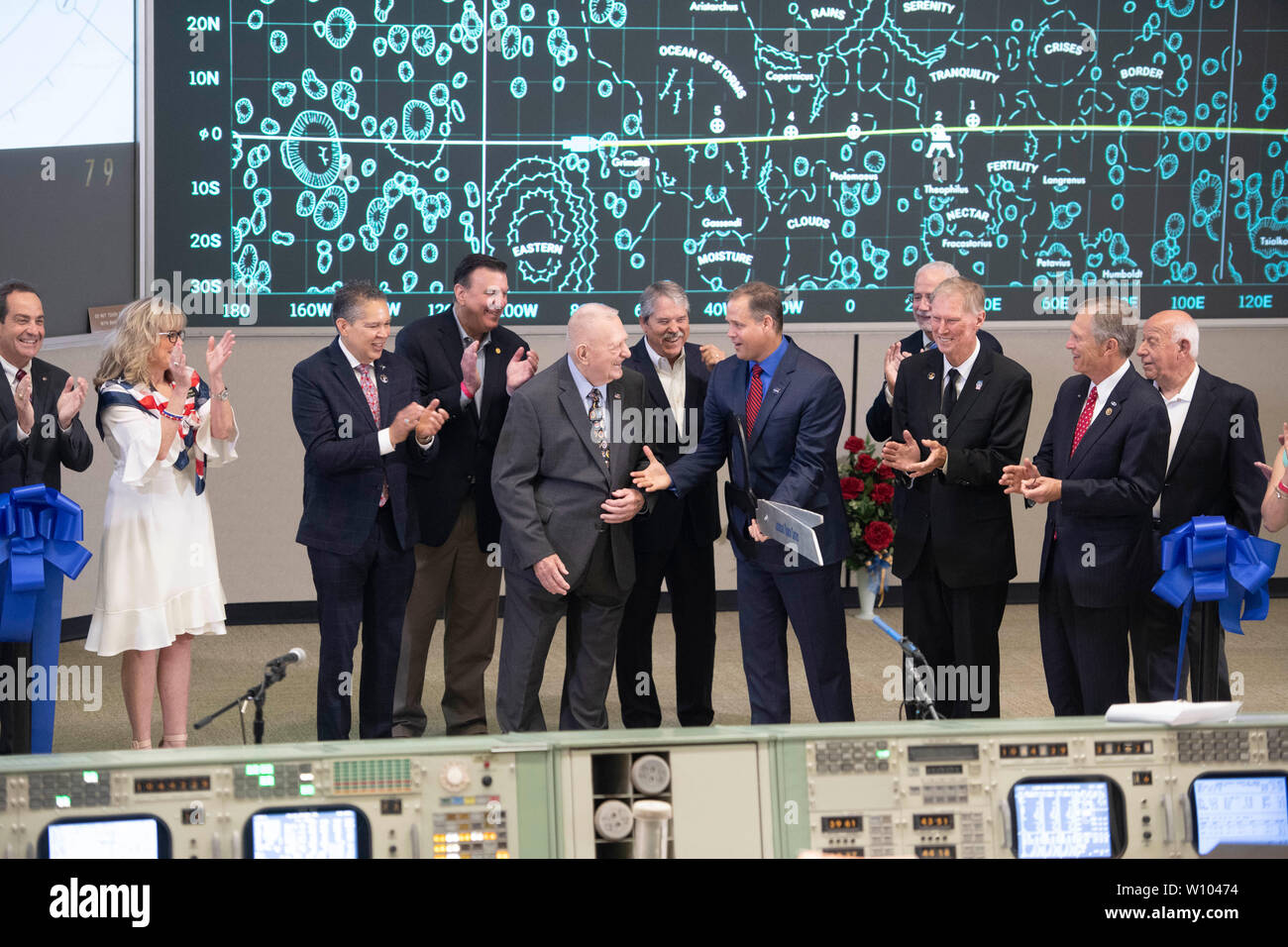 Recueillir des dignitaires dans le centre de contrôle de mission au Centre spatial Johnson de la NASA près de Houston à consacrer la restauration du centre de contrôle, qui coïncide avec le 50e anniversaire d'Apollo 11 1969 historique alunissage. Banque D'Images