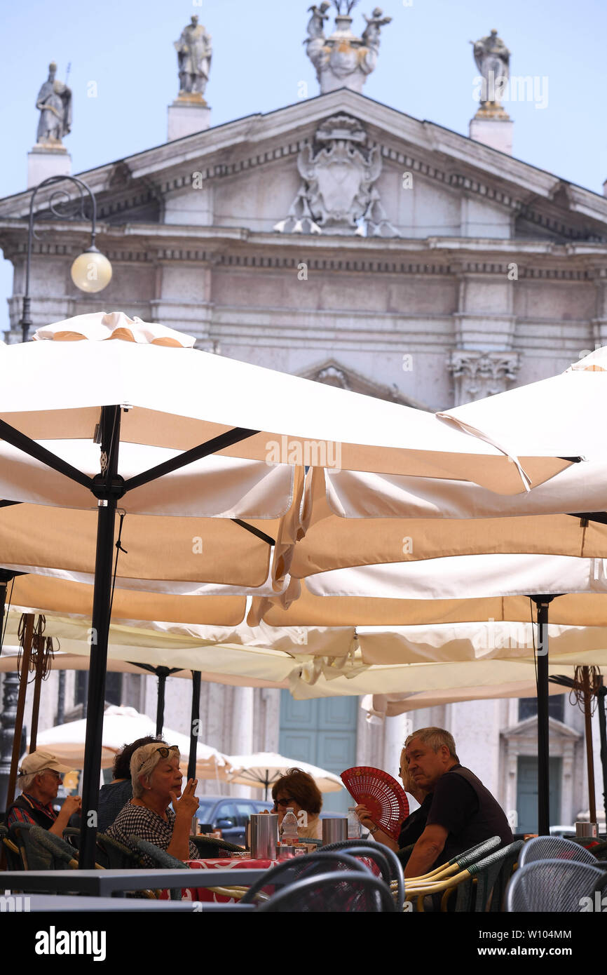 Rome, Italie. 28 Juin, 2019. Les gens prendre le reste dans un bar sur place Sordello à Mantova, Italie, le 28 juin 2019. Seize villes italiennes sont en alerte après deux hommes âgés sont morts d'un coup de chaleur dans ce qui est présenté comme l'un des plus intenses de vagues qui a frappé l'Italie ces dernières années. Credit : Alberto Lingria/Xinhua/Alamy Live News Banque D'Images