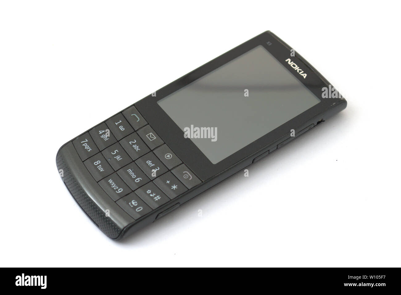 Portrait d'un Nokia X3-02, un hybride combiné qui avait à la fois un écran tactile  et d'un clavier Photo Stock - Alamy