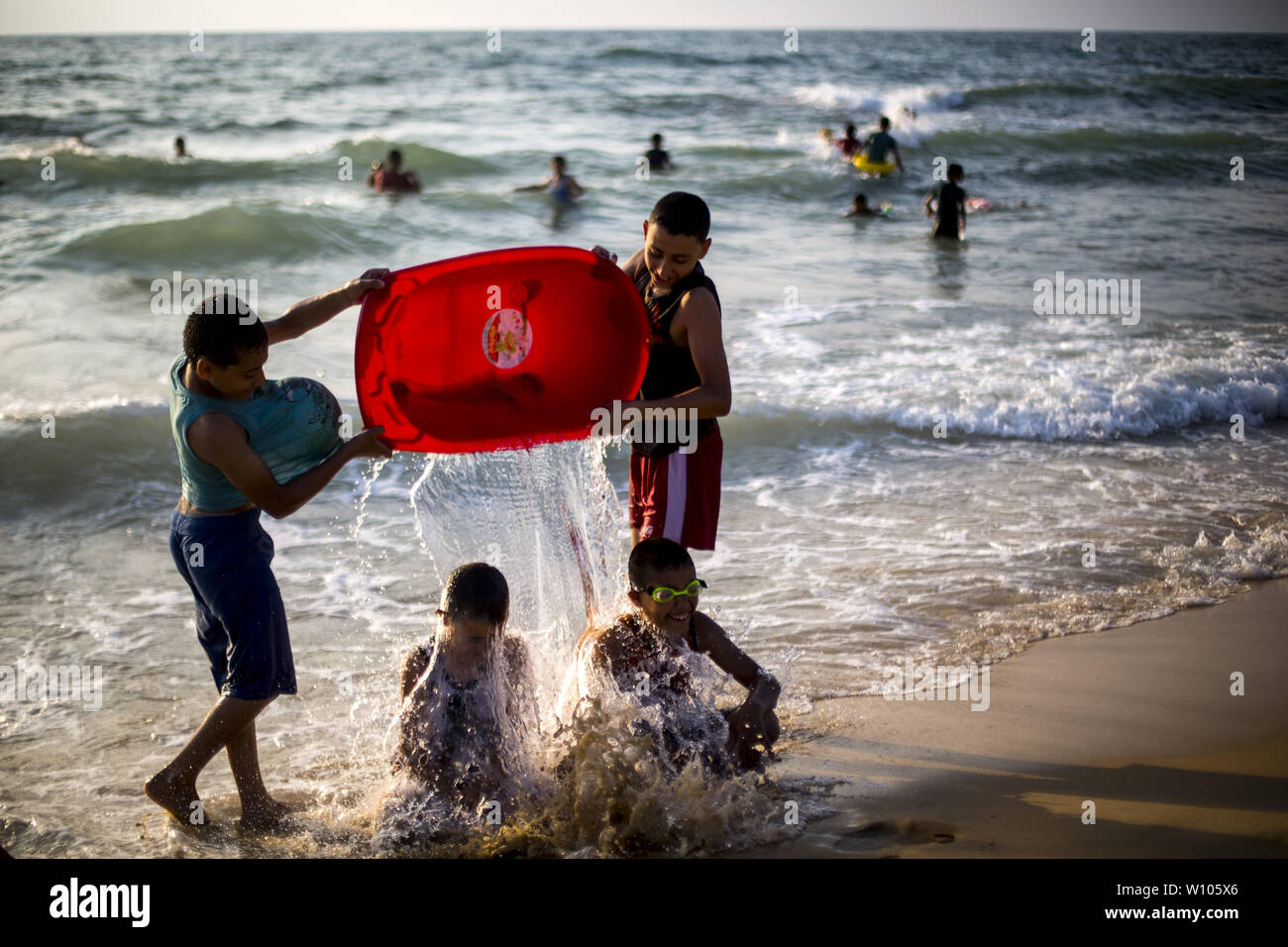 La ville de Gaza, la bande de Gaza, en Palestine. 28 Juin, 2019. Les familles palestiniennes pourront profiter de leur temps sur la plage de Gaza lors d'un Vendredi maison de vacances dans le nord de la bande de Gaza, le 28 juin 2019 Crédit : Mahmoud Issa/Quds Net News Wire/ZUMA/Alamy Live News Banque D'Images